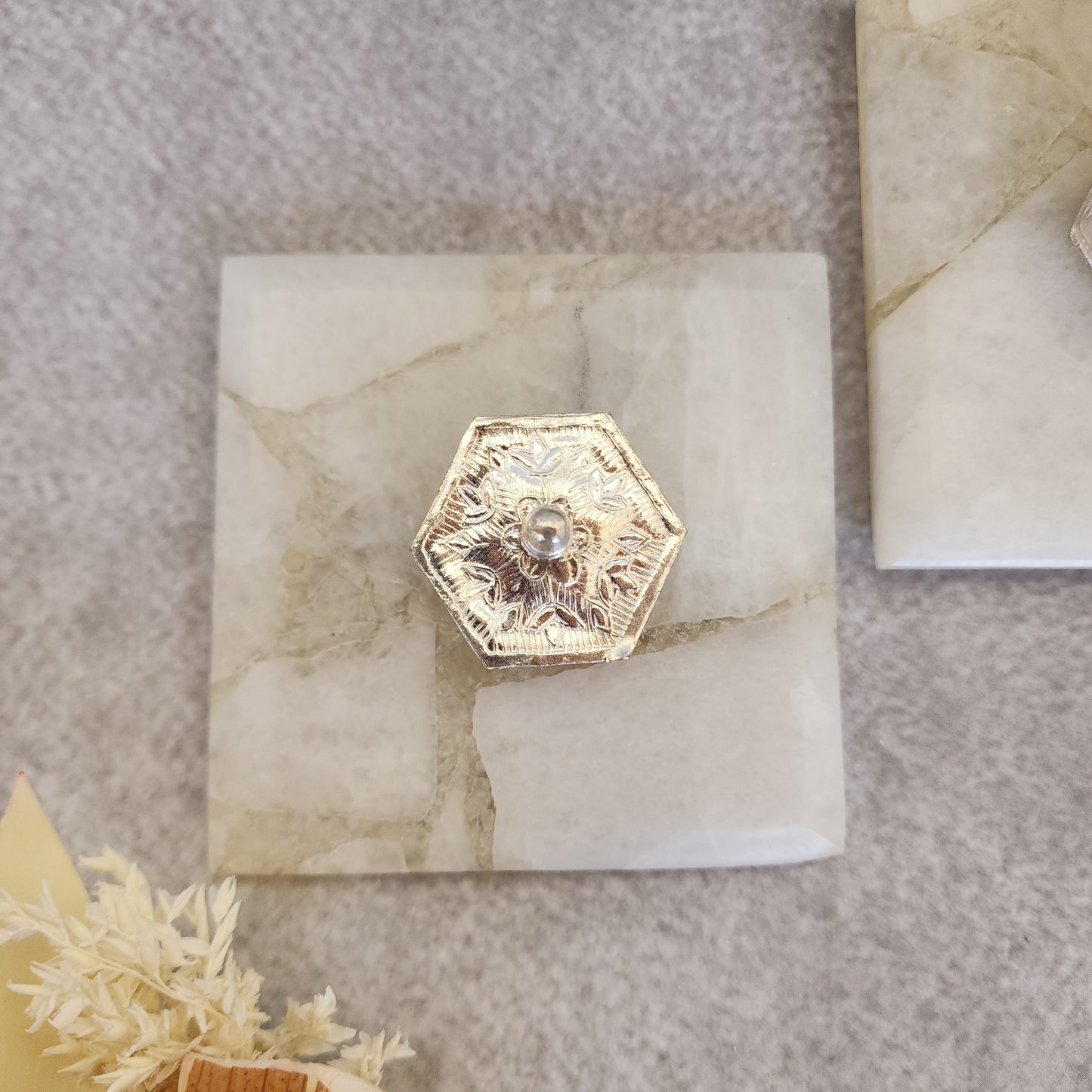 Quartz Hexagonal Kesar Elaichi Set