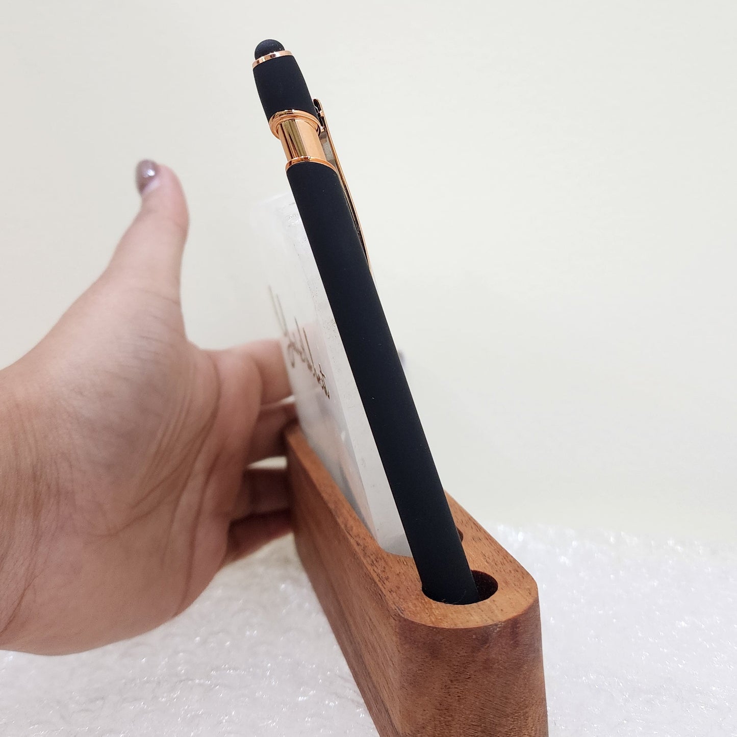 Quartz décor with pen stand