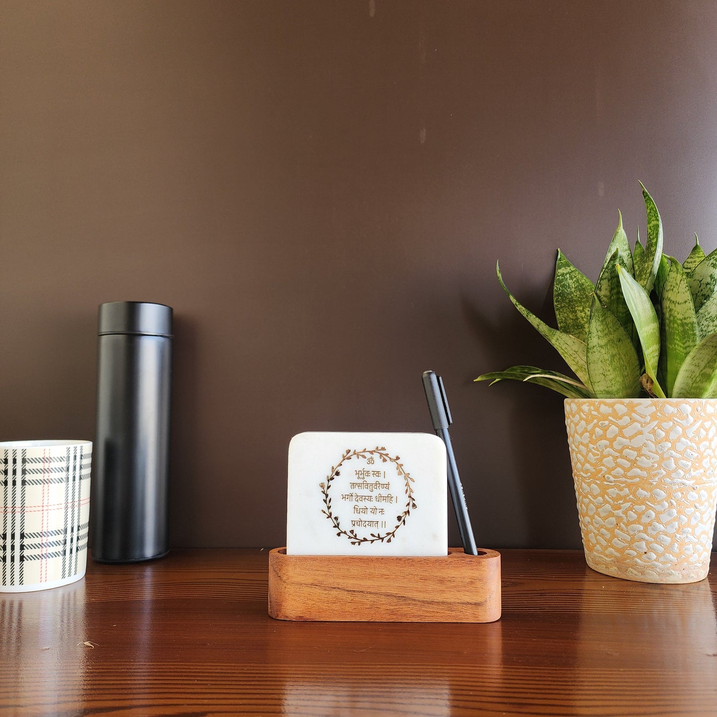 Marble décor with pen stand