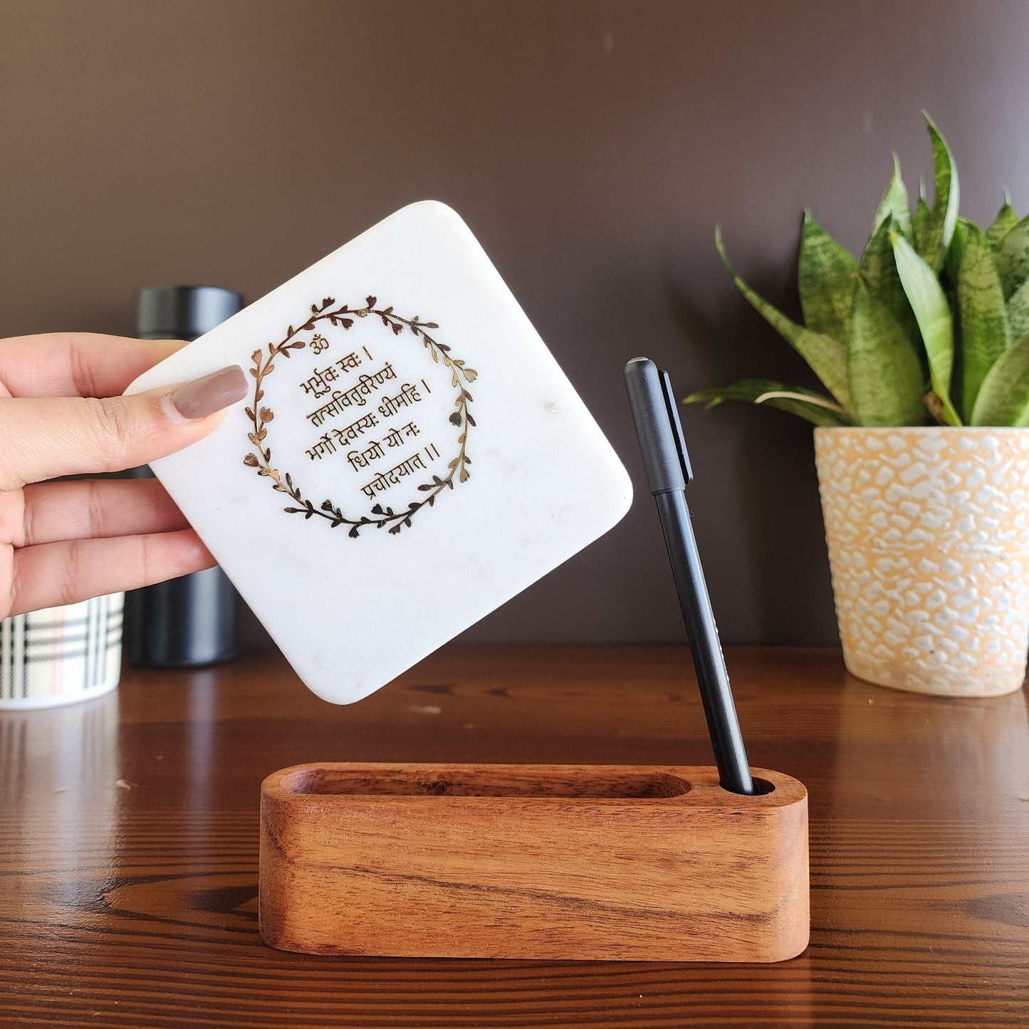 Marble décor with pen stand