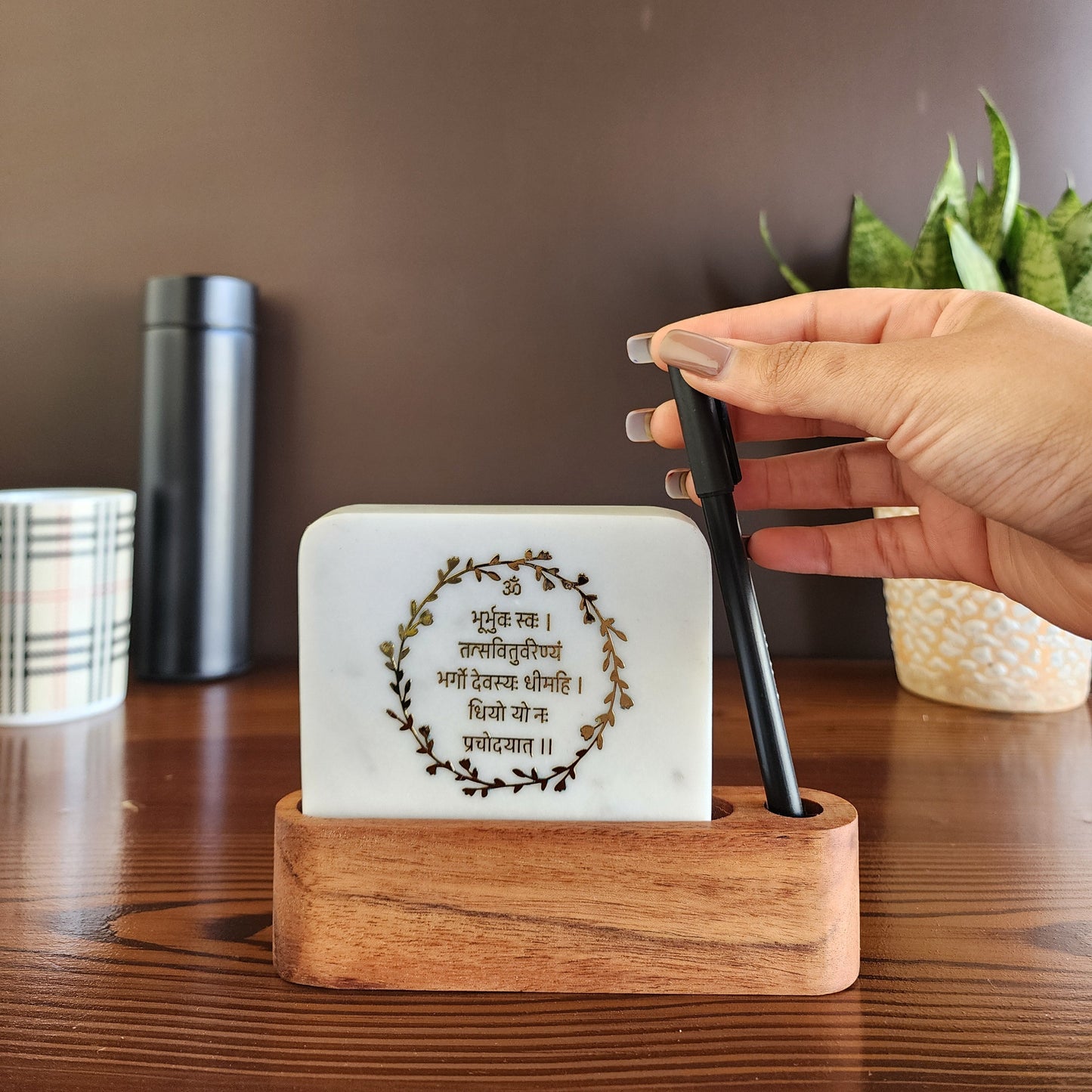 Marble décor with pen stand