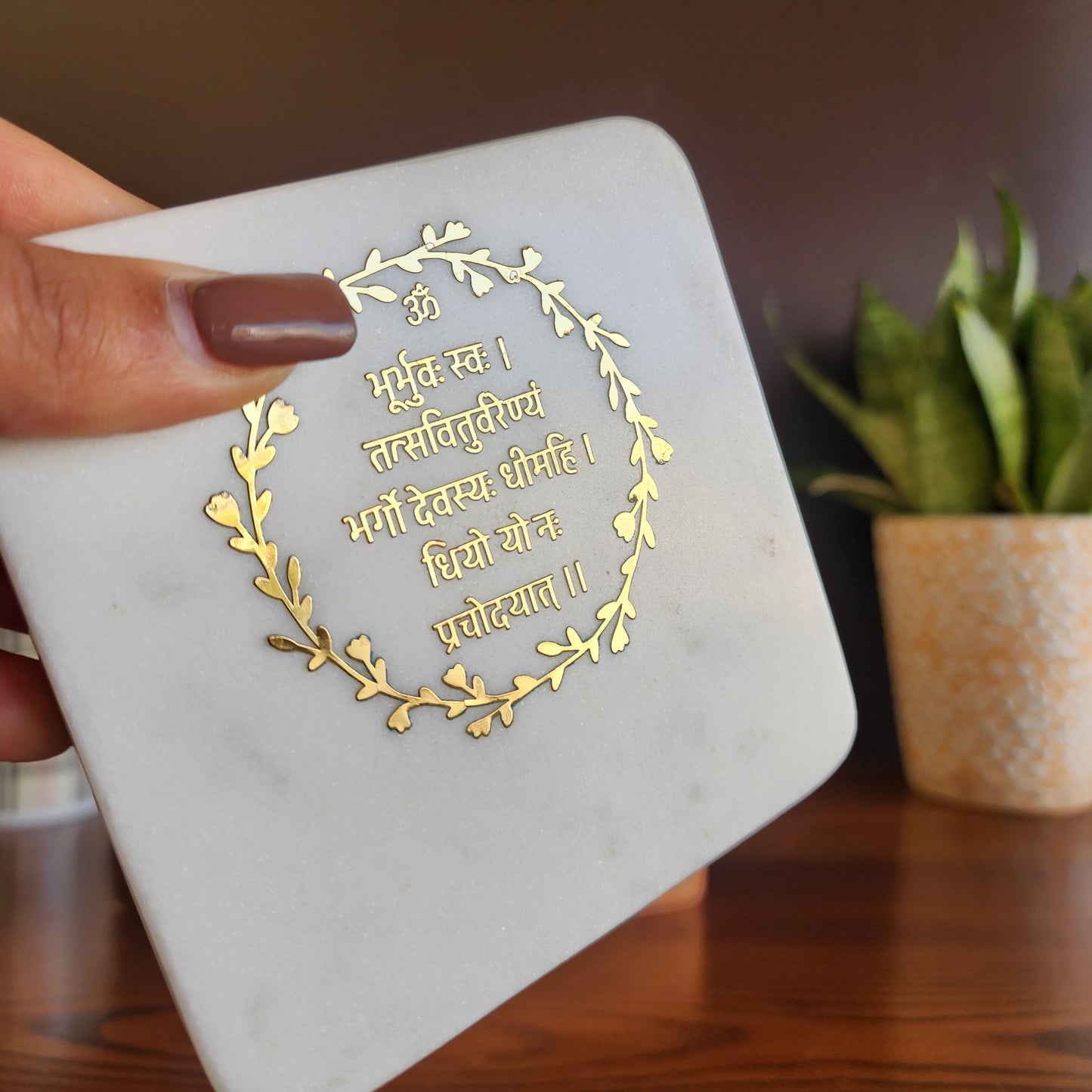Marble décor with pen stand